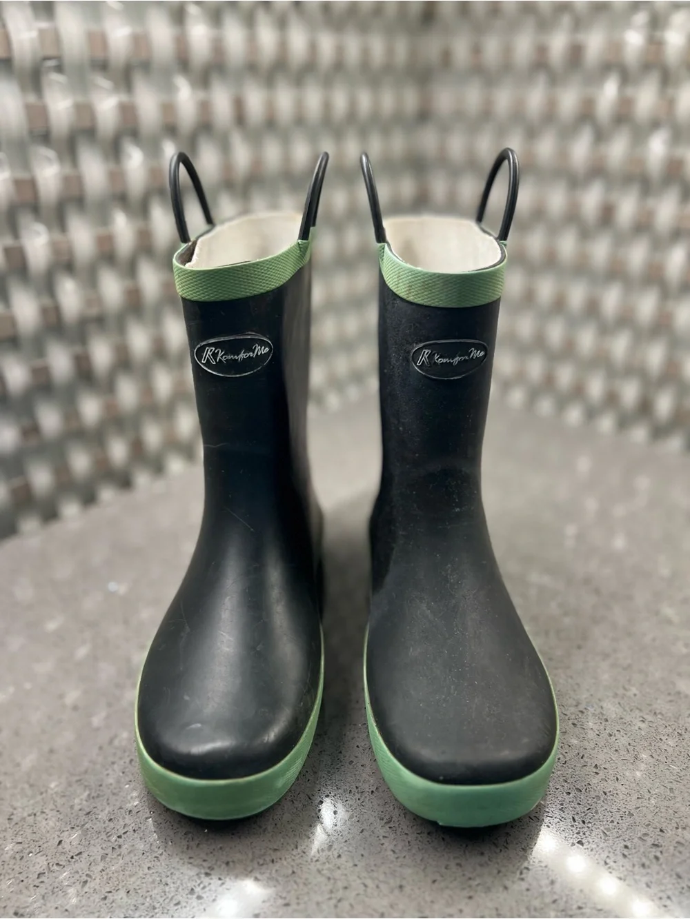 Komfortme black and green rain boots #rainyday size 4